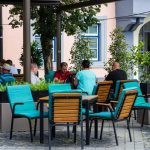 Mesas al aire libre: los gobiernos de Ciudad y Nación, enfrentados por el uso de terrazas, patios y jardines internos