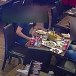 Se arrancaron pelos del pubis y lo pusieron en sus platos para no tener que pagar la cuenta del restaurant