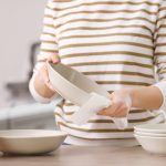 Rollo de cocina: te contamos por qué no tenés que limpiar vasos y tazas con este papel