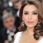 Eva Longoria compartió un tierno video mientras cocinaba una tradicional receta mexicana con la ayuda de su hijo