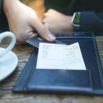 Un informe calcula cuánto de lo que uno paga en un bar o restaurant se va en impuestos