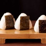 Onigiri, la popular delicia japonesa que se convirtió en un clásico de la comida callejera