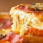 Pizza por delivery: ¿tiene que llegar entera o cortada?