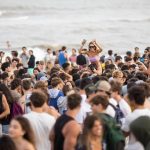 Ni heladeras ni parlantes: Pinamar prohíbe las bebidas alcohólicas para desactivar las fiestas en las playas