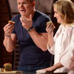 El chef Gordon Ramsay discutió en vivo con una vegana y la provocó comiéndose una hamburguesa delante de ella