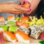 Mi nombre es Salmón: se cambian de identidad en el Registro Civil para aprovechar una promoción y comer sushi gratis