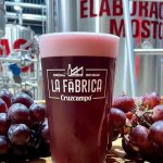 Tiene el color y el sabor del vino pero es una cerveza: la bebida que sorprende a todos