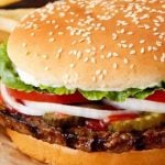 “Las mujeres pertenecen a la cocina”: el mensaje de una cadena de fast food que generó indignación en redes sociales
