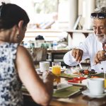 Restaurants, adultos mayores y tecnología: reflexiones sobre un vínculo que la pandemia volvió complicado