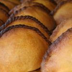 Empanadas bolivianas: una tradición única rellena de identidad y secretos