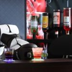 Robot bartender, el dispositivo que es capaz de preparar café, tragos y hasta contar chistes