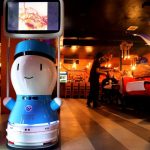 Un restaurant tuvo que contratar robots ante la falta de personal gastronómico