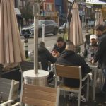 Comer al aire libre: la gente sigue concurriendo a bares y restaurants a pesar del frío