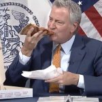 El alcalde que organizó un concurso de pizzas y se comió una porción antes de anunciar a la ganadora