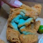 Una mujer pide pollo frito a un restaurant y le mandan una toalla rebozada