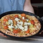 Pizza homenaje a Carlos Gardel: un bar porteño creó una variedad para rendirle tributo a 86 años de muerte
