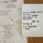 Pidieron comida rápida y el ticket vino con un insulto: “Estábamos en shock”