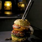 La hamburguesa más cara del mundo: carne japonesa, caviar, cangrejo, trufas y aros de cebolla elaborados con champagne