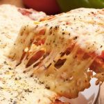 Pizzas con hasta un kilo y medio de muzzarella: razones de un fenómeno que derrite a los fanáticos del queso