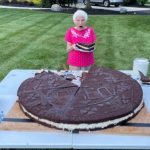 Galletita récord: una anciana de 95 años preparó la Oreo más grande del mundo