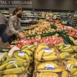 Prohibirán la venta de frutas y verduras en envases de plástico a partir de 2023