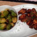 Alitas de pollo ahumadas con salsa de whisky y repollitos de Bruselas salteados