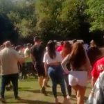 Batalla campal en una parrilla: botellazos y dos mozas heridas en pleno Día de la Madre