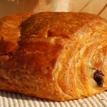 Encontró un diente humano en un pain au chocolat