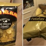 Insólito: compró papas fritas de bolsa y encontró un par de anteojos de lectura adentro