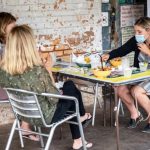 Servicio de terraza, el recargo que le cobraron a un comensal por comer al aire libre