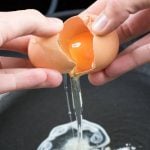 Las técnicas más efectivas para romper los huevos y evitar contaminación o pedacitos de cáscara sueltos