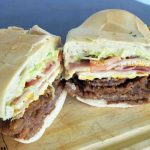 El sándwich de milanesa gigante que sorprende al mundo: «Lo llaman Milanosaurio»