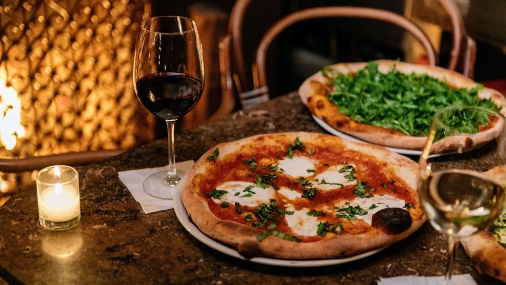 Pizza con vino secretos para aprovechar una combinación a veces