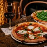 Pizza con vino: secretos para aprovechar una combinación a veces relegada por el paladar popular