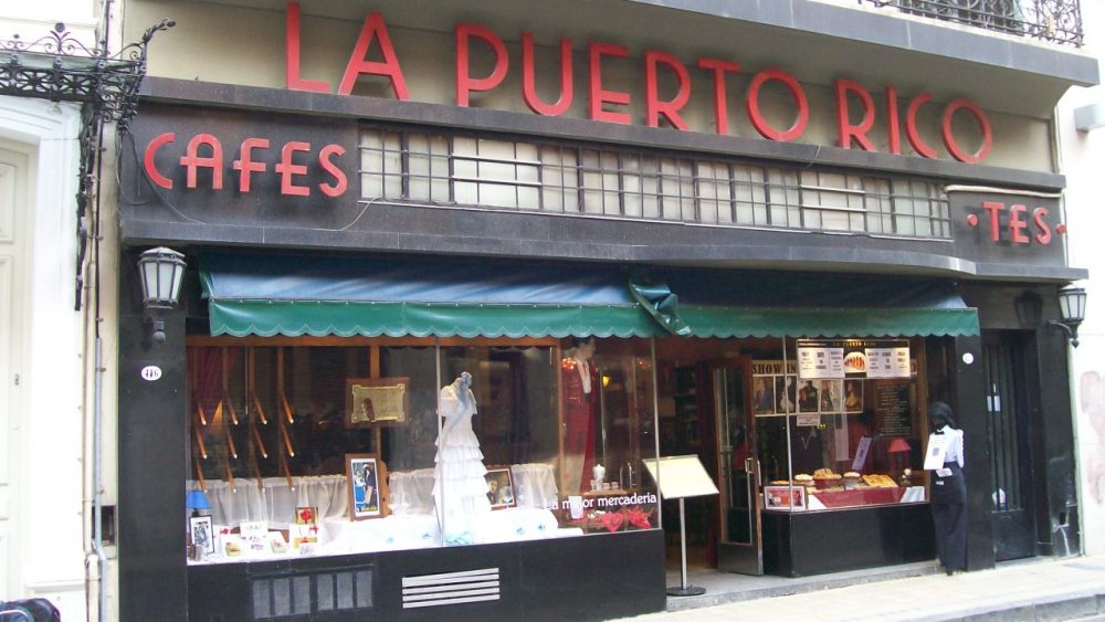 Reabre La Puerto Rico, un bar notable clave para la cultura