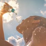 Agua y calor extremo: ¿cuánto líquido hay que tomar?