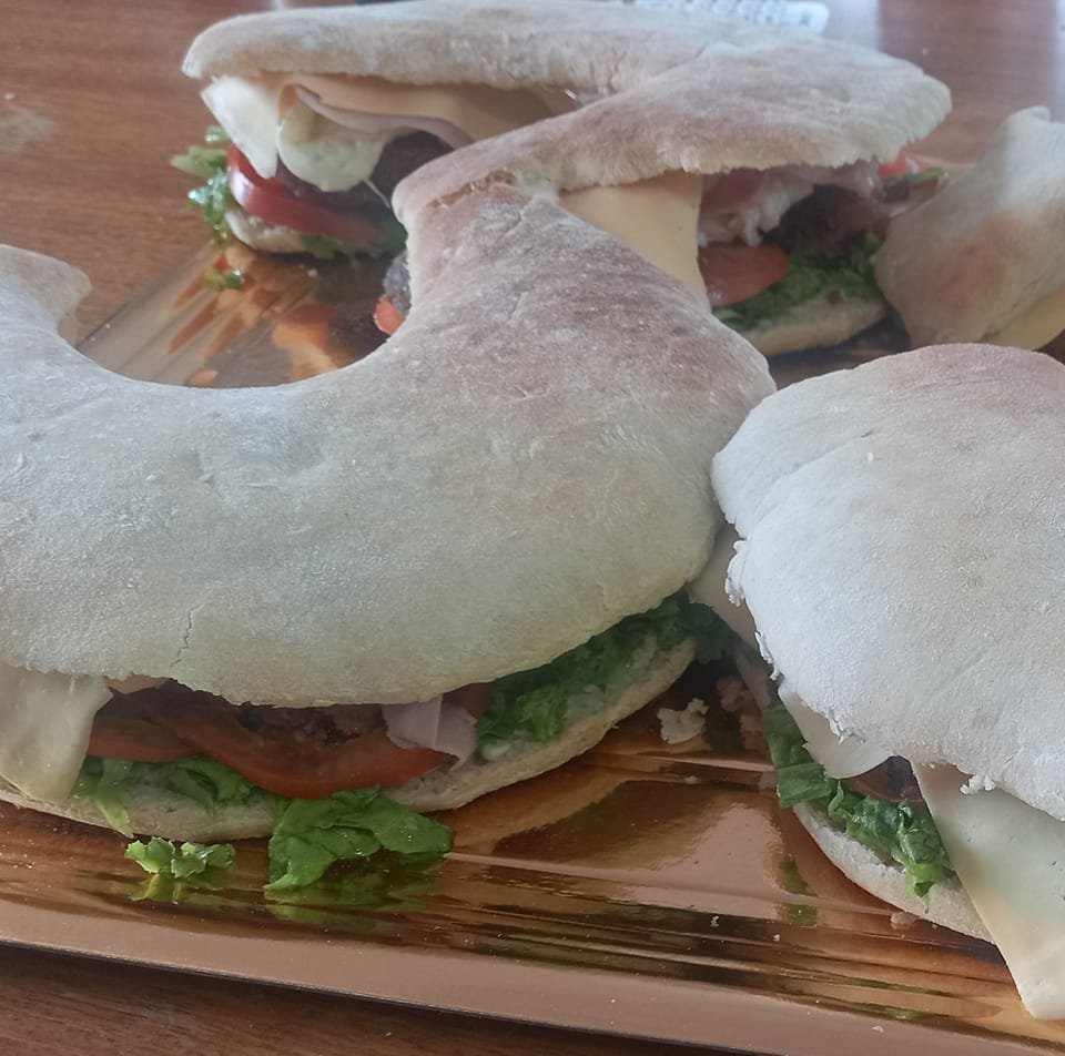 Torta de sándwich de milanesa, la idea que promete convertirse en tendencia  en fiestas de cumpleaños