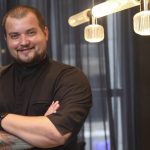 Nació en Ramos Mejía y llegó a la cima de la gastronomía mundial: ganó una estrella Michelin con su restaurant en Hong Kong