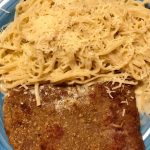 Milanesa con fideos, el plato que provoca críticas y fanatismos