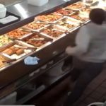 Enloqueció al recibir la cuenta en un restaurant y saltó el mostrador para agredir a una empleada