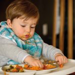 Por qué comer con la mano estimula la inteligencia de los bebés