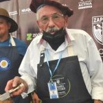 Tiene 87 años y se transformó en la sensación de un torneo de asadores