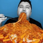 El influencer que engordó 100 kilos delante de las cámaras