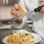 Tapó la pasta con queso rallado y provocó indignación: ¿en Italia está prohibido?