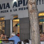 Una pizzería regaló cenas a oscuras para protestar por los cortes de luz