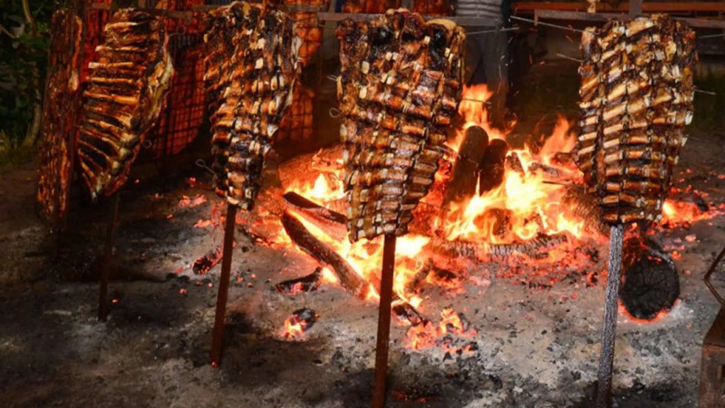 Asado al asador, una costumbre que sobrevive: dónde comer la mejor carne a la cruz