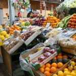 Una verdulería que vende frutas y vegetales dedicados a Pampita, Jimena Barón y Paulina Cocina