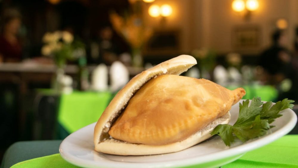 Sándwich de empanada, el plato paraguayo que sorprende a los argentinos