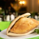 Sándwich de empanada, el plato paraguayo que sorprende a los argentinos