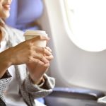 Por qué no tenés que tomar té o café en los aviones: una azafata revela un incómodo secreto de las aerolíneas